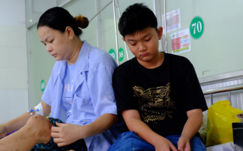 Không có bố bên cạnh, bé trai 12 tuổi nghỉ học, một mình vào viện chăm mẹ bị ung thư 