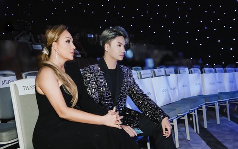 Hình ảnh đáng suy ngẫm: HLV The Voice Thanh Hà lẻ loi xuất hiện tại sự kiện chỉ vì đi đúng giờ