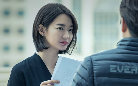 Từ khi cắt tóc ngắn, Shin Min Ah bỗng dưng hóa lạnh lùng, gai góc thế này