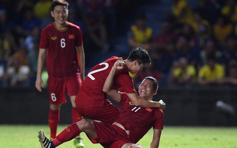 Anh Đức ghi bàn phút bù giờ, tuyển Việt Nam hạ Thái Lan để vào chung kết King's Cup
