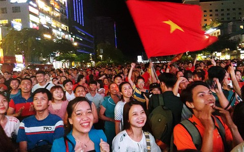 Việt Nam loại Thái Lan ở King's Cup 2019: CĐV hò reo trước sự tỏa sáng của lão tướng Anh Đức