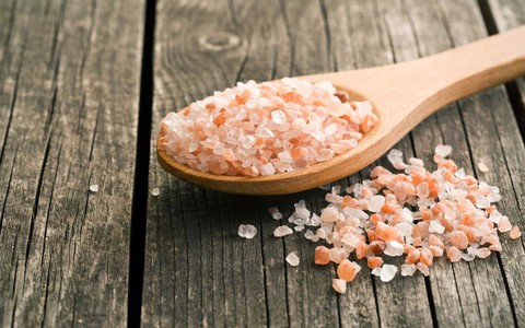 Chị em tin rằng muối hồng Himalaya giúp ngủ ngon, tràn đầy sinh lực khi thức dậy: Sự thật có kì diệu đúng như vậy?