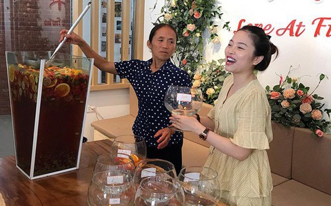 Bà Tân Vlog bất ngờ xuất hiện ở Hà Nội cùng hot mom Hằng Túi, trổ tài làm ly trà hoa quả khổng lồ