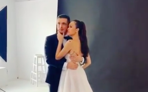 Hé lộ hậu trường chụp ảnh cưới hài hước của siêu mẫu Phương Mai cùng chồng Tây gia thế khủng 