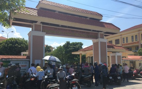 Thí sinh ở Quảng Bình quỳ gối khóc nức nở khi không biết thi lại môn Ngữ văn