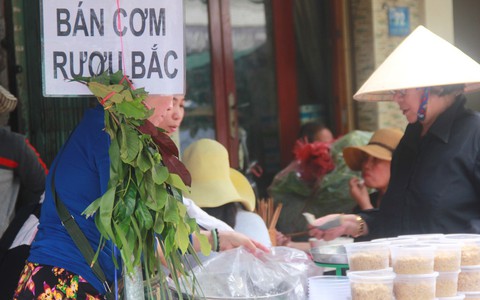 Lá xông miền Tây vượt trăm cây số lên Sài Gòn, bánh ú tro "cháy hàng", trái cây đội giá ngày Tết Đoan Ngọ