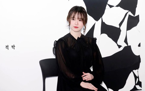 "Nàng Cỏ" Goo Hye Sun vòng 2 to tròn, tay khư khư ôm bụng suốt cả sự kiện