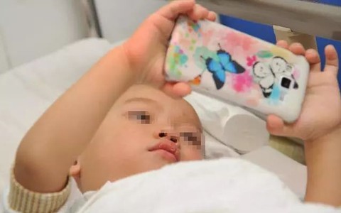 Con gái 2 tuổi rưỡi liên tục dụi mắt, gia đình đưa đi khám thì phát hiện bé cận 9 độ, "thủ phạm" quen thuộc với tất cả phụ huynh