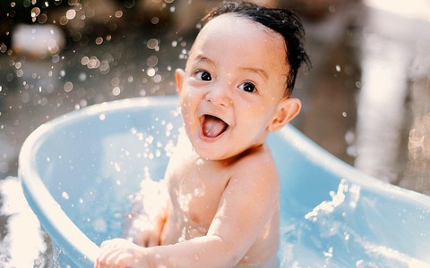 Cho con đi bơi, mẹ cần biết một số mẹo này để phòng tránh tình trạng con bị đen da
