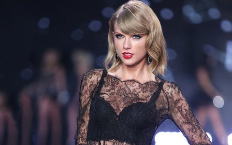 Britney Spears, Selena Gomez và loạt sao hạng A đồng loạt bỏ theo dõi quản lý của Justin Bieber sau vụ Taylor Swift tố bị bắt nạt