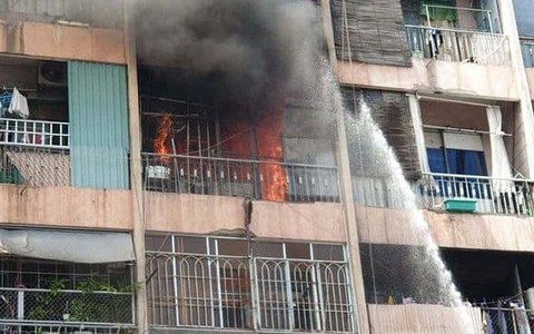 NÓNG: Cháy lớn ở KTX sinh viên sát bệnh viện Chấn thương Chỉnh hình, nhiều người la hét cầu cứu