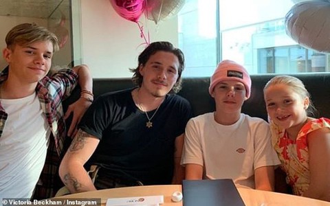 Cùng ăn tối và chụp hình nhân ngày sinh nhật 8 tuổi của em gái, Brooklyn Beckham phá tan tin đồn bất hòa với bố mẹ