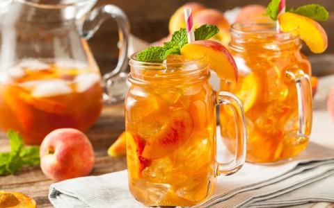 Món hot nhất hè năm nay là đào ngâm handmade, vậy thử dạo qua thị trường xem giá cả ra sao?