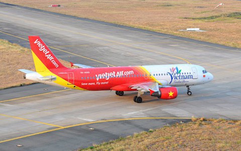 Máy bay đi vào đường lăn đang tạm dừng khai thác