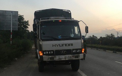 Dừng sửa xe, tài xế xe tải chở củi bị xe chở than tông chết thương tâm