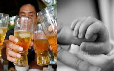 Bị họ hàng thách thức trong lễ đầy tháng cháu trai, ông nội cao hứng cho cháu nhấp ngụm rượu và bi kịch xảy ra