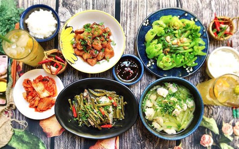 Ngất ngây với mâm cơm mùa hè món nào cũng ngon hết cỡ, mẹ chồng nhìn thấy đã gật gù cười mỉm