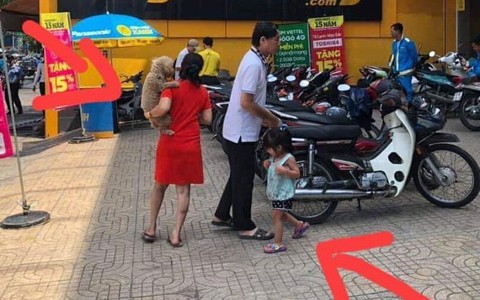 Bức ảnh gây tranh cãi nhất MXH: Mẹ trẻ ung dung bế chú chó nhỏ, con gái lẽo đẽo theo sau khiến bao người kinh ngạc?
