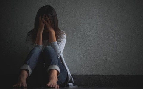 Nửa đêm nghe tiếng róc rách trong nhà tắm, nghĩ mẹ chồng quên khóa vòi nước, tôi hùng hổ bước vào và sững sờ trước bóng lưng của bà