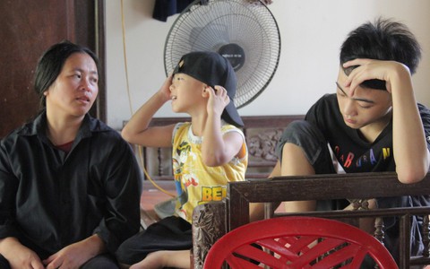 Tương lai mờ mịt của 3 đứa trẻ mồ côi bố, mẹ khờ khạo như trẻ lên ba sau cơn tai biến bất ngờ