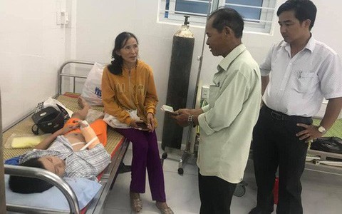 Cậu bé bán vé số phụ giúp ba mẹ tâm thần bị cướp đánh gãy tay
