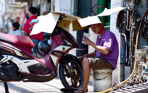 Sau cơn mưa trời lại nóng: Hà Nội nắng lớn, nền nhiệt lên đến 37 độ C