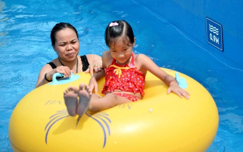 Công viên nước Thanh Hà mở cửa trở lại sau 3 tuần ngừng hoạt động, hàng trăm khách đổ về vui chơi