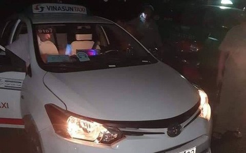 Kinh hoàng nam tài xế taxi đầy thương tích, nghi bị cắt cổ cướp tài sản trong đêm ở Long An