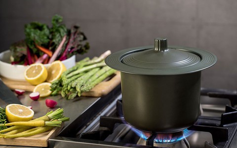 Có gì ở bộ nồi sứ dưỡng sinh luộc, hấp không cần nước khiến chị em mê mẩn muốn sắm ngay về căn bếp nhà mình