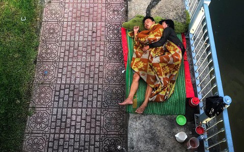 Khoảnh khắc đôi vợ chồng vô gia cư ôm nhau ngủ dưới chân cầu ở Sài Gòn: Hạnh phúc có ở đâu xa!