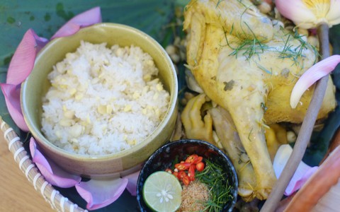 Năm nào cũng vậy hễ đến mùa hè là mẹ tôi làm món gà hấp này, ăn gà khắp nơi không đâu ngon bằng!