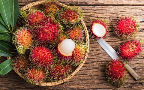 Tranh thủ mua chôm chôm về ăn thôi, năm nay vừa rẻ lại vừa ngon!