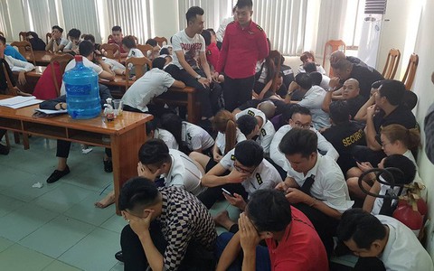 TP.HCM: Hơn 200 "nam thanh nữ tú" dương tính với chất ma túy cúi gằm mặt tại trụ sở công an