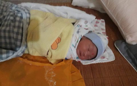 Người mẹ đi ô tô tới bỏ con trai 1 ngày tuổi trước cổng chùa kèm bức thư "không đủ khả năng nuôi"