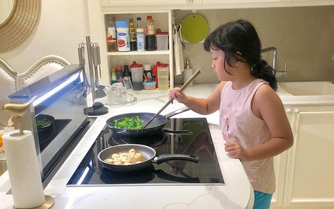 MC Diệp Chi khoe ảnh con nấu ăn, các mẹ tấm tắc vì cô bé 8 tuổi đã biết tự lên thực đơn nấu nướng, rửa bát và dọn dẹp