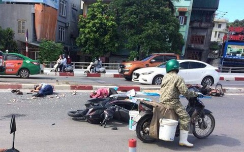 Quảng Ninh: Xe khách "điên" đâm hàng loạt xe máy, người bị thương nằm la liệt trên đường