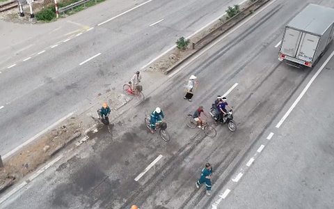 Clip: Sau tai nạn 6 người chết ở Hải Dương, người dân vẫn liều lĩnh "đánh cược" tử thần để sang đường ở QL5