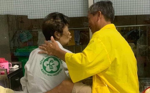 Hình cảnh cụ ông ân cần đỡ cụ bà tựa đầu vào vai mình trong bệnh viện khiến hàng nghìn người xúc động