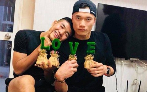 Mất ví hàng hiệu, anh em thủ môn Bùi Tiến Dũng đồng loạt đổ hết lỗi cho Chinh "đen" vì lý do này