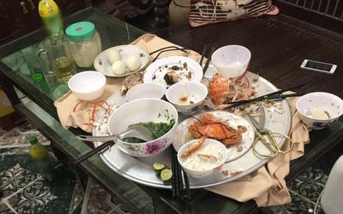 Nhìn mâm cơm bung bét nhà chồng để phần, nàng dâu tủi thân ứa nước mắt sau một hồi trông con quấy khóc đúng bữa ăn