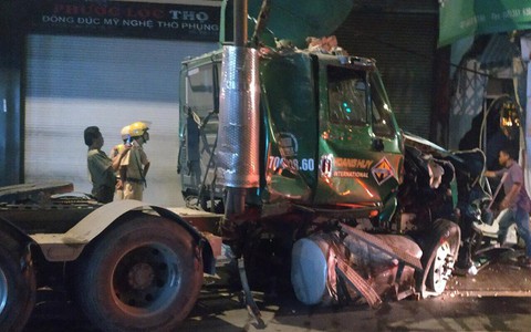 Xe container tông sập nhà dân ở trung tâm Sài Gòn, nhiều người trèo lan can thoát chết