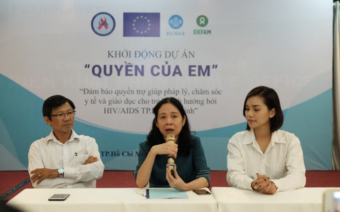 Ám ảnh câu hỏi ngây thơ của bé gái bị ảnh hưởng HIV từ cha mẹ: "Ngoại ơi, sao bạn bè không dám chơi với con"