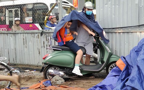 Sau cơn mưa, điểm "off road" đường Trường Chinh biến thành cái bẫy nguy hiểm, dân vẫn liều đi để tránh... tắc đường