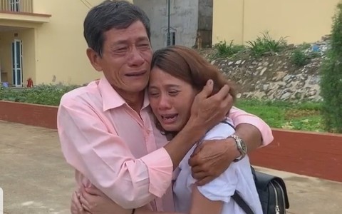 22 năm lưu lạc biệt xứ và cuộc hội ngộ đầy nước mắt của người phụ nữ từng quên mất mình là ai