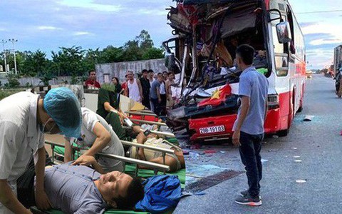 Vụ xe khách chở đoàn du lịch gặp nạn: "Nghe tiếng rầm, mở mắt dậy, tôi thấy người nằm la liệt"