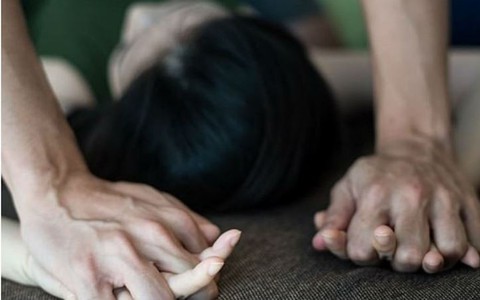 Hiếp dâm 2 con gái ruột khoảng 10 tuổi, người cha bất ngờ tử vong khi đang chịu tù chung thân