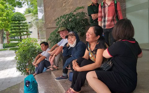 Bé trai 5 tuổi chết ngay trên bàn mổ, gia đình đau xót: "Thằng bé còn đòi đồ chơi, bác sĩ chụp ảnh bảo nó ngoan cơ mà"