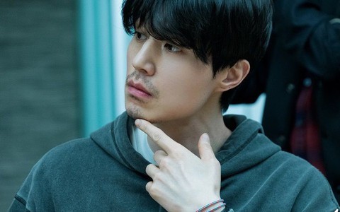 Lee Dong Wook gây choáng với khuôn mặt râu ria lởm chởm nhưng vẫn không thể... bớt đẹp