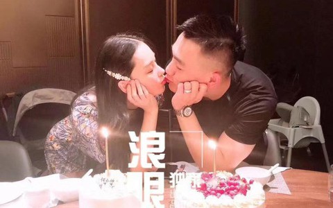 Kỷ niệm 1 năm ngày cưới, “Lý Mạc Sầu” Trương Hinh Dư đăng ảnh khóa môi tình cảm cùng ông xã quân nhân
