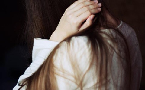 Thấy mẹ chồng lén lút vào nhà nghỉ, tôi gắt giọng thông báo cho cả nhà chồng biết, ngờ đâu lại gây ra tội lỗi tày trời